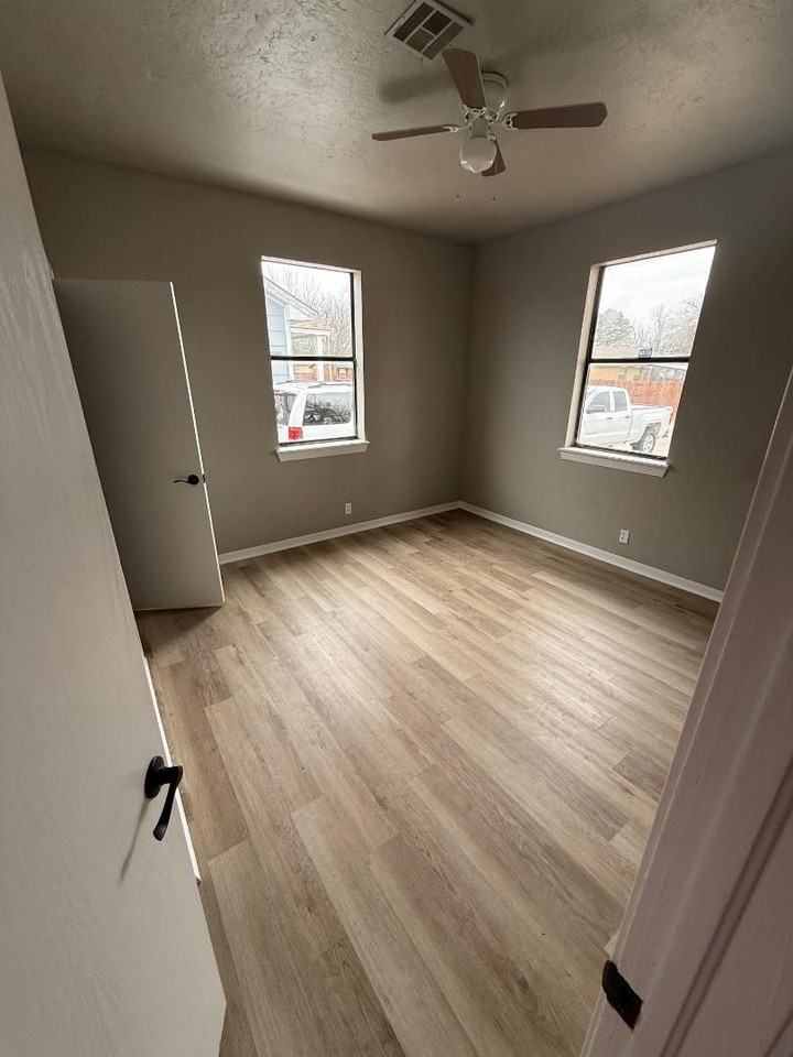 2309 Beverly Hills St - Photo 4 of 12