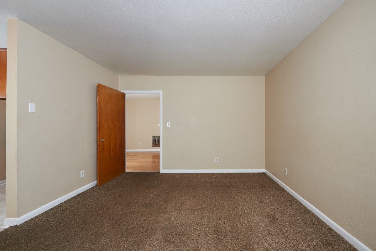 2414 Memorial Blvd #11 - Photo 3 of 8