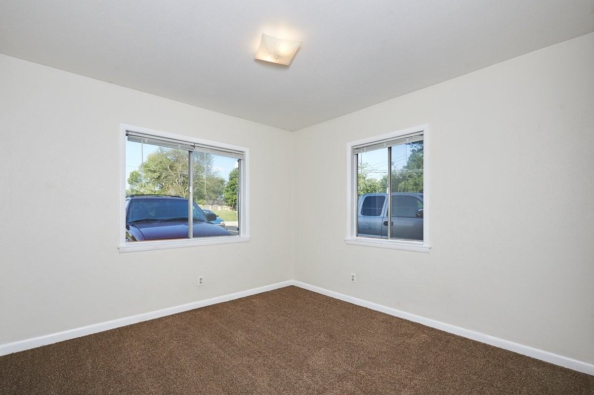 2414 Memorial Blvd #11 - Photo 7 of 8