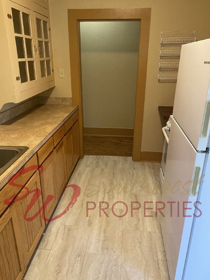 1026 W Vanderbilt St - Photo 4 of 12