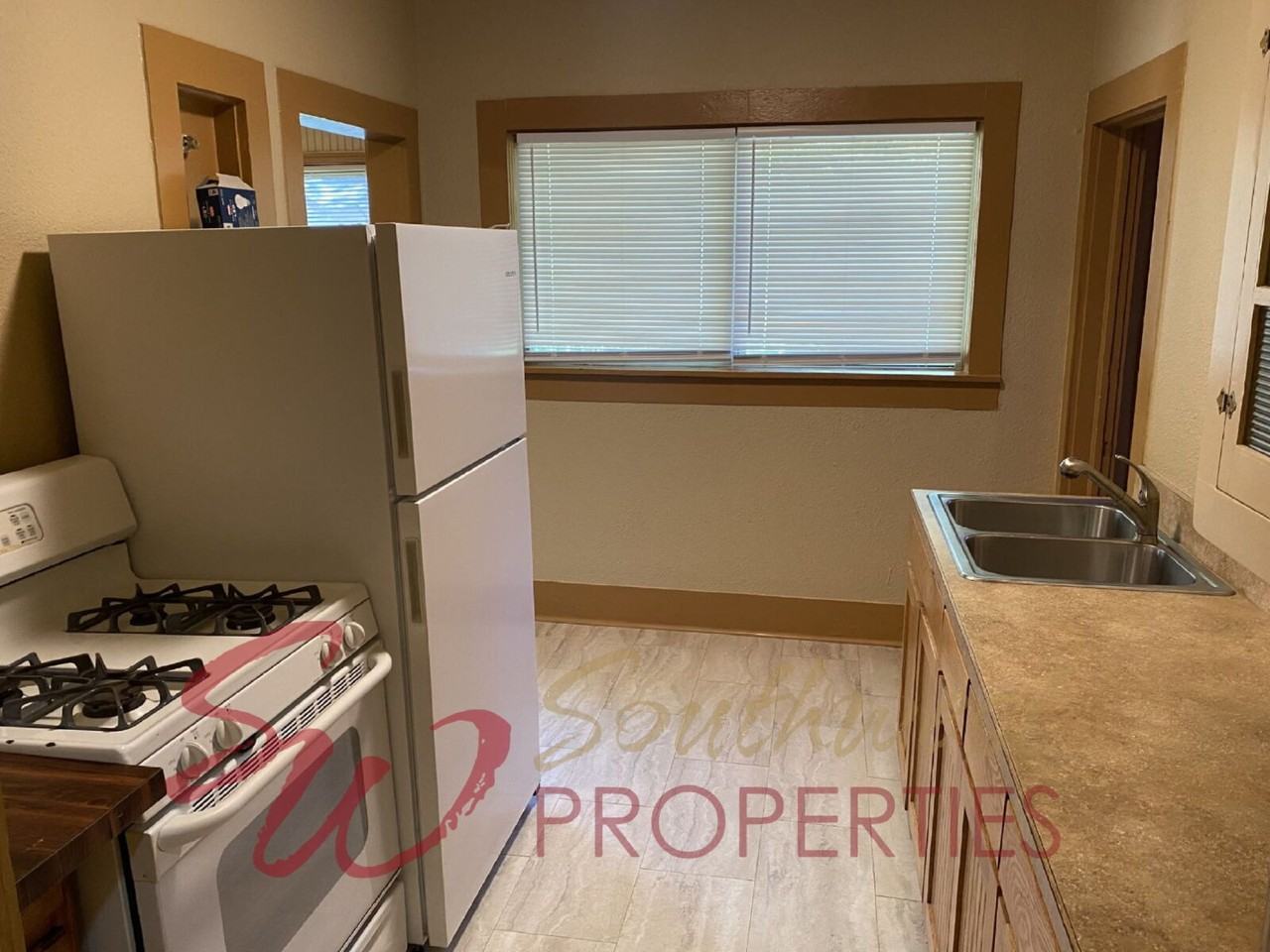 1026 W Vanderbilt St - Photo 5 of 12