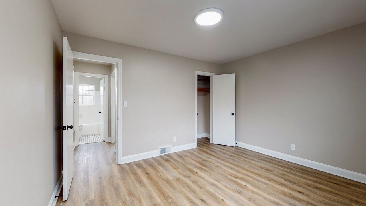 2 Bedroom completely renovated on Chenoweth Lane - Photo 5 of 30