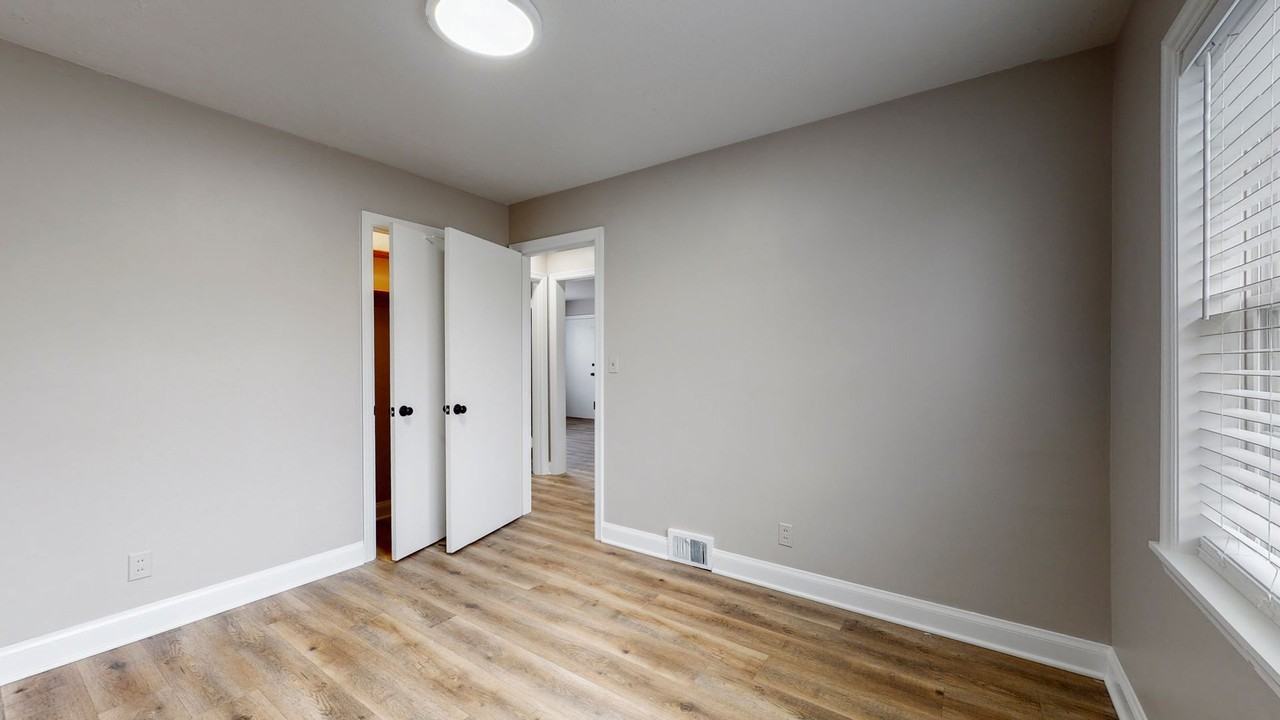 2 Bedroom completely renovated on Chenoweth Lane - Photo 7 of 30