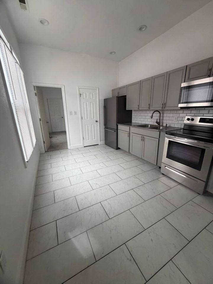 608 E Missouri Ave - Photo 2 of 8