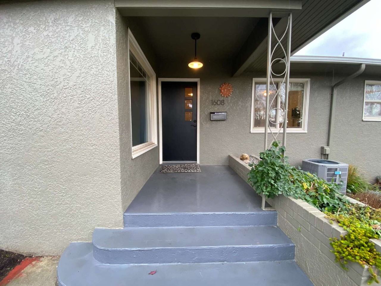 1608 E St - Photo 4 of 30