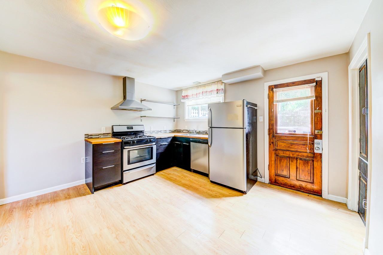 1008 E Warrington Ave - Photo 7 of 32