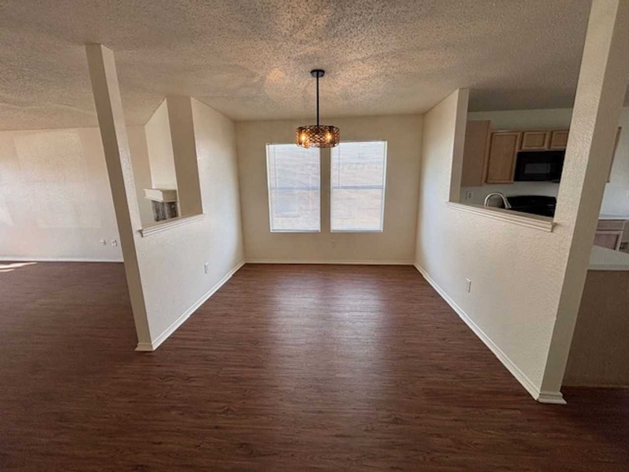 552 Keble Dr - Photo 3 of 22