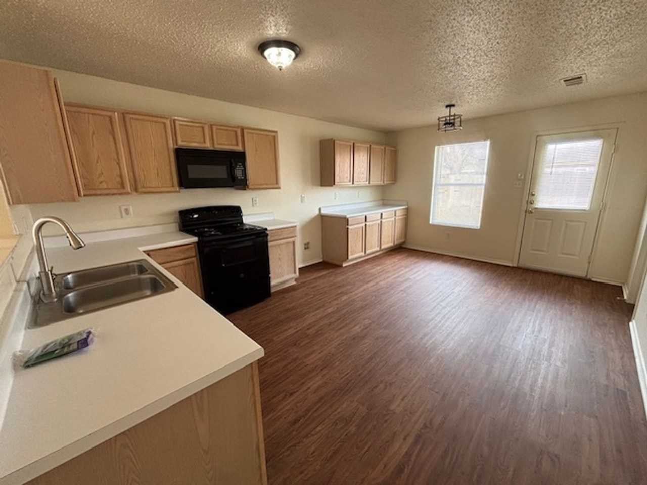 552 Keble Dr - Photo 4 of 22