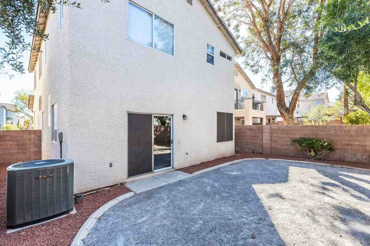 7019 Azure Beach St - Photo 5 of 33