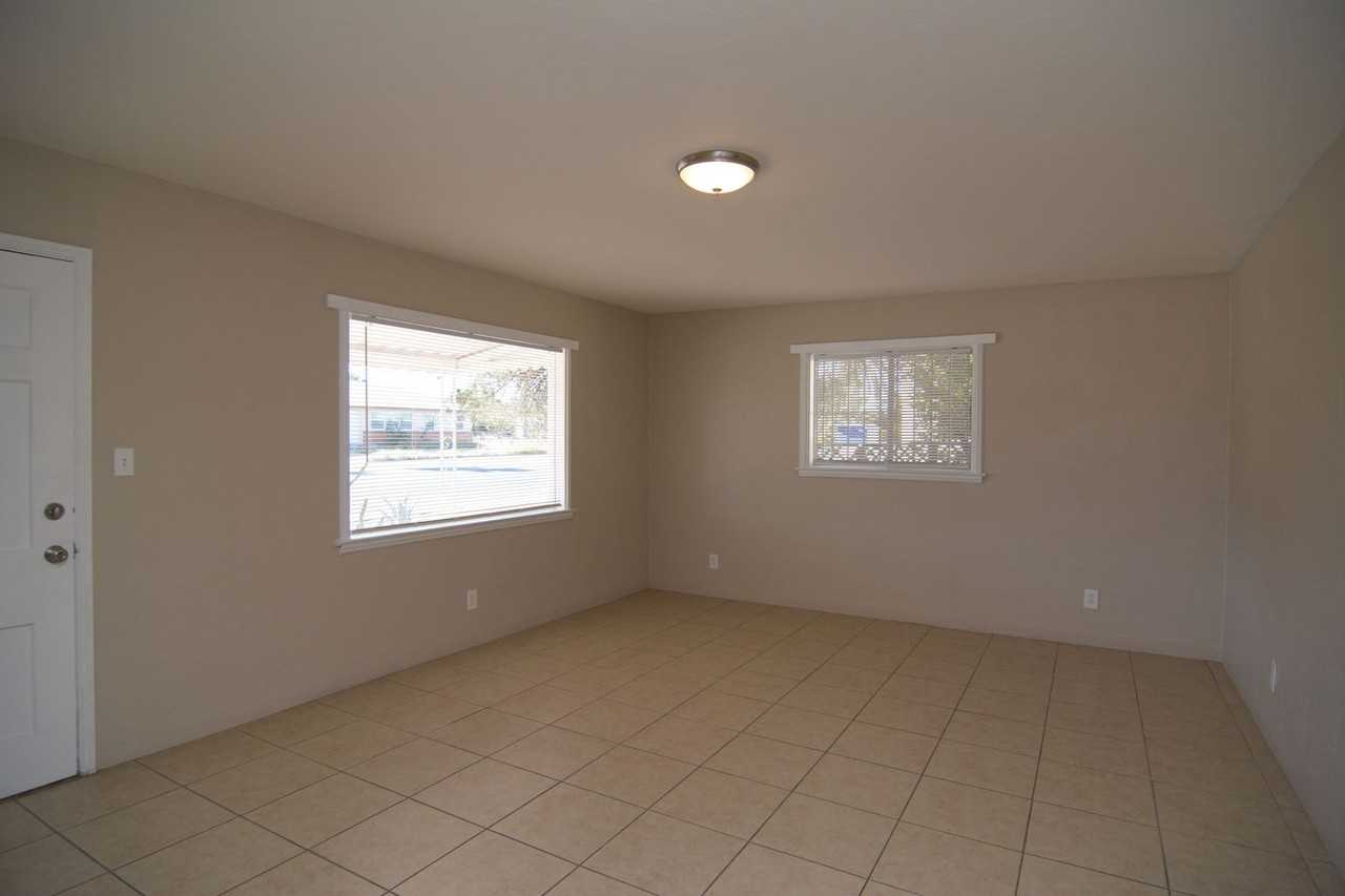 1219 E Grant Rd - Photo 3 of 18