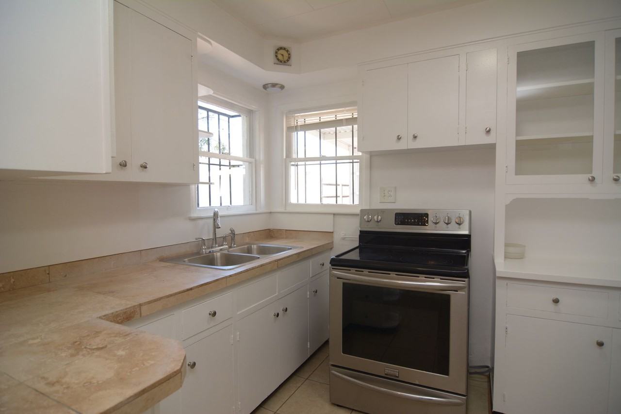 1219 E Grant Rd - Photo 7 of 18