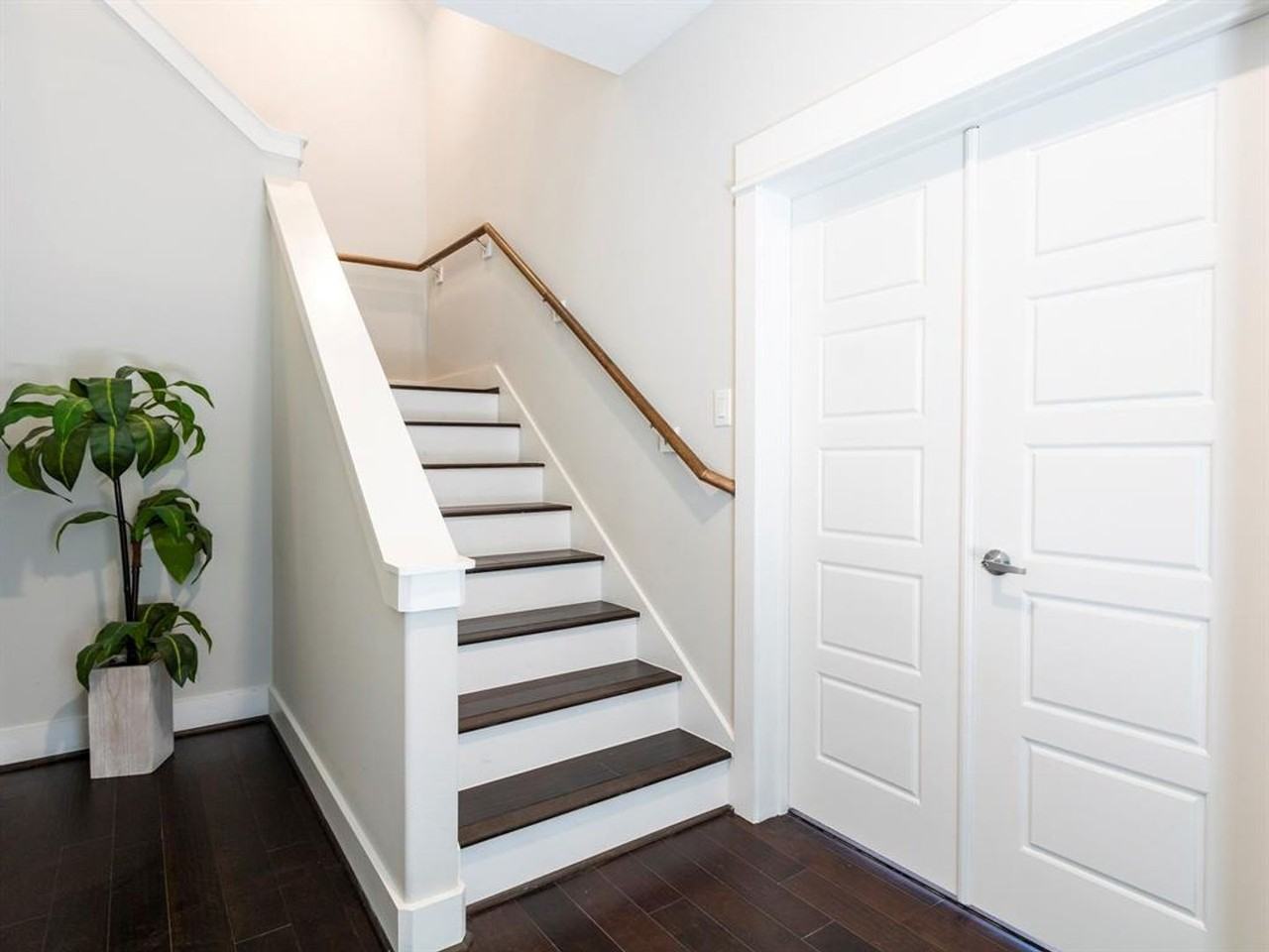 1027 W 24th St - Photo 2 of 18