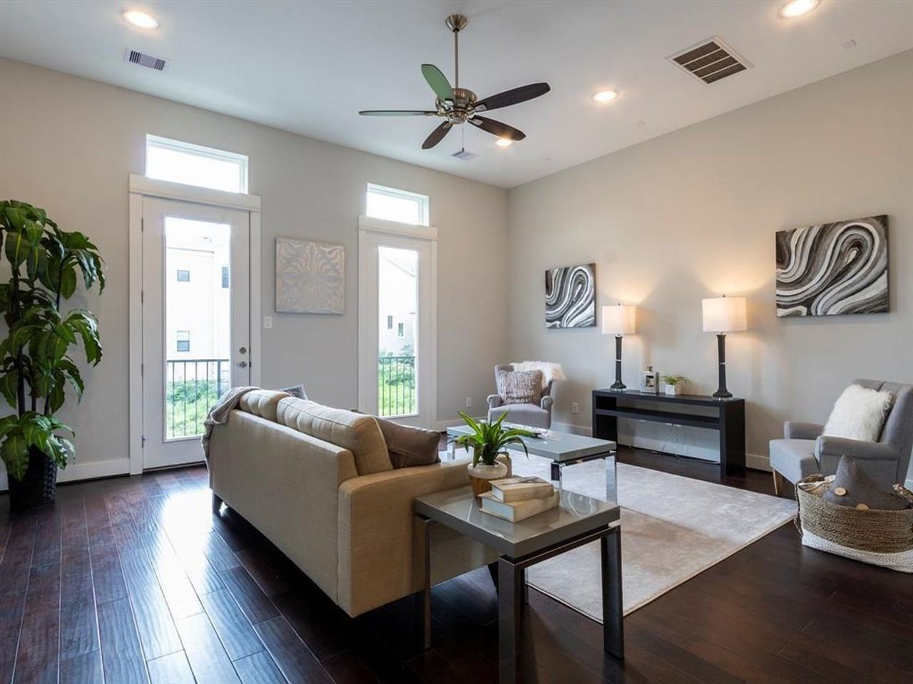 1027 W 24th St - Photo 3 of 18