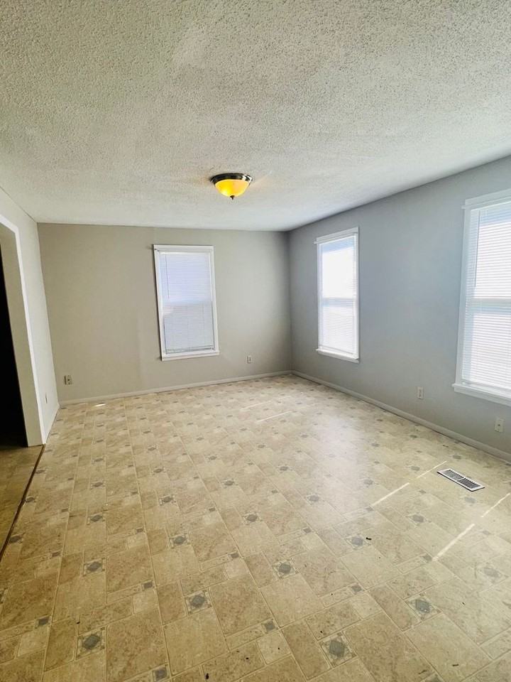 411 N Jefferson St - Photo 2 of 12