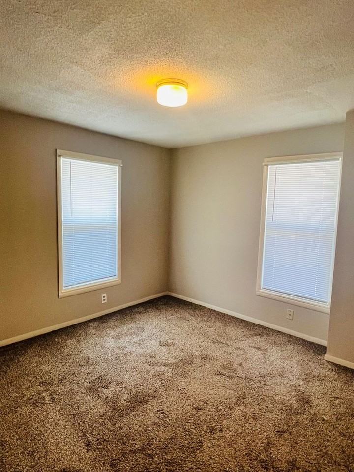 411 N Jefferson St - Photo 7 of 12