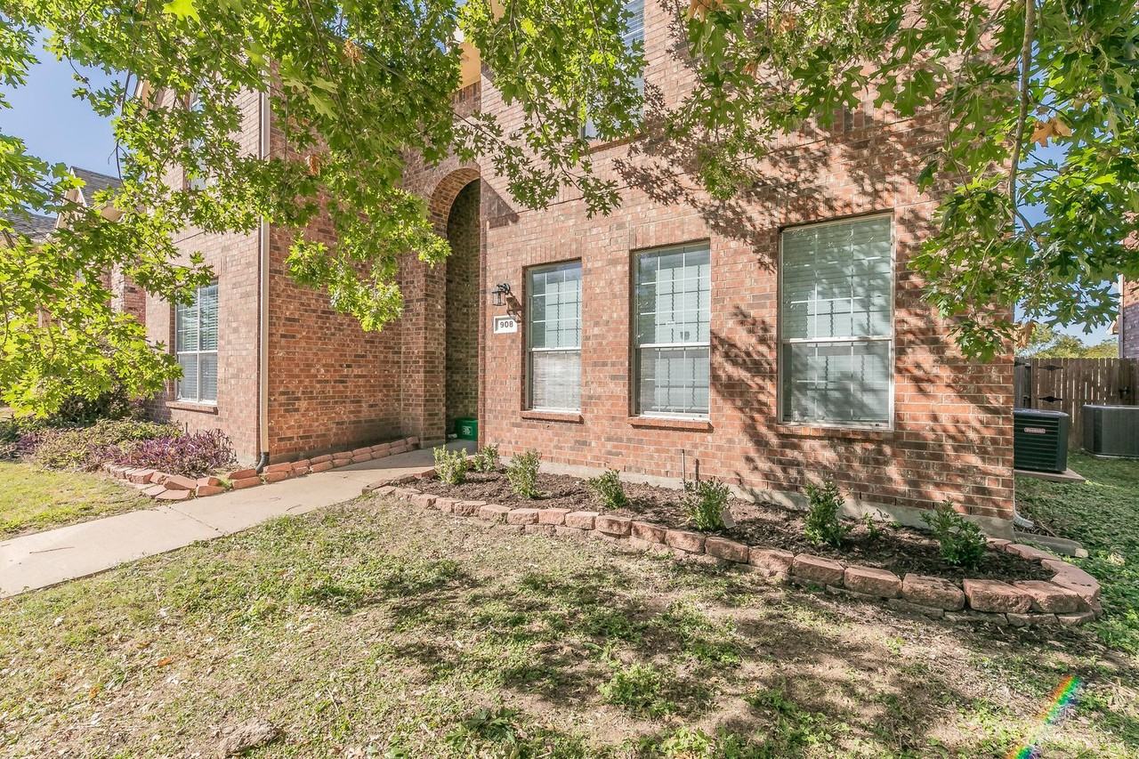 908 Jamie Dr - Photo 2 of 29