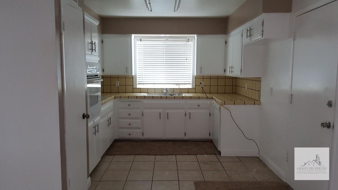 1696 Pico Ave - Photo 2 of 8