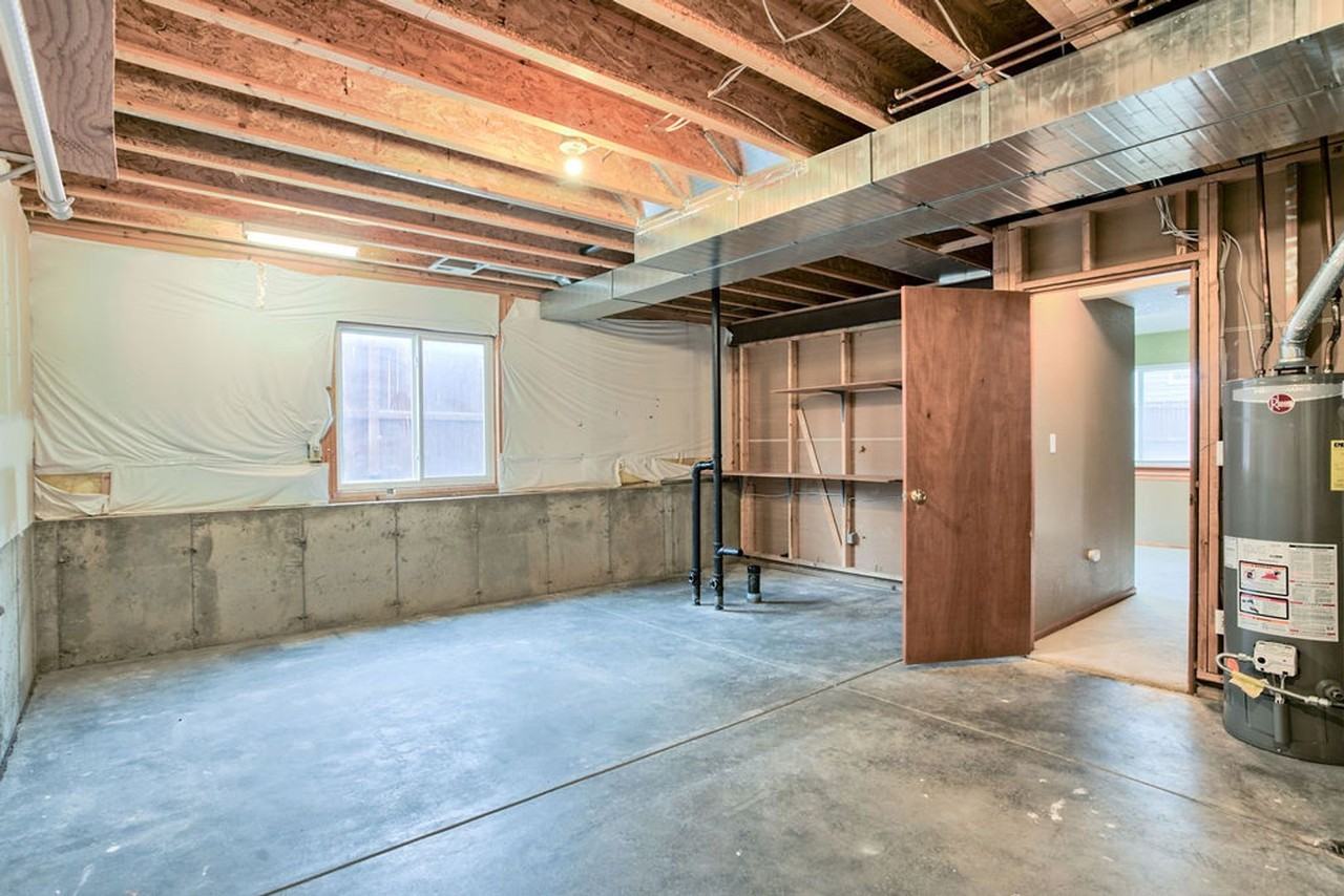 1666 E 7th St - Photo 2 of 32