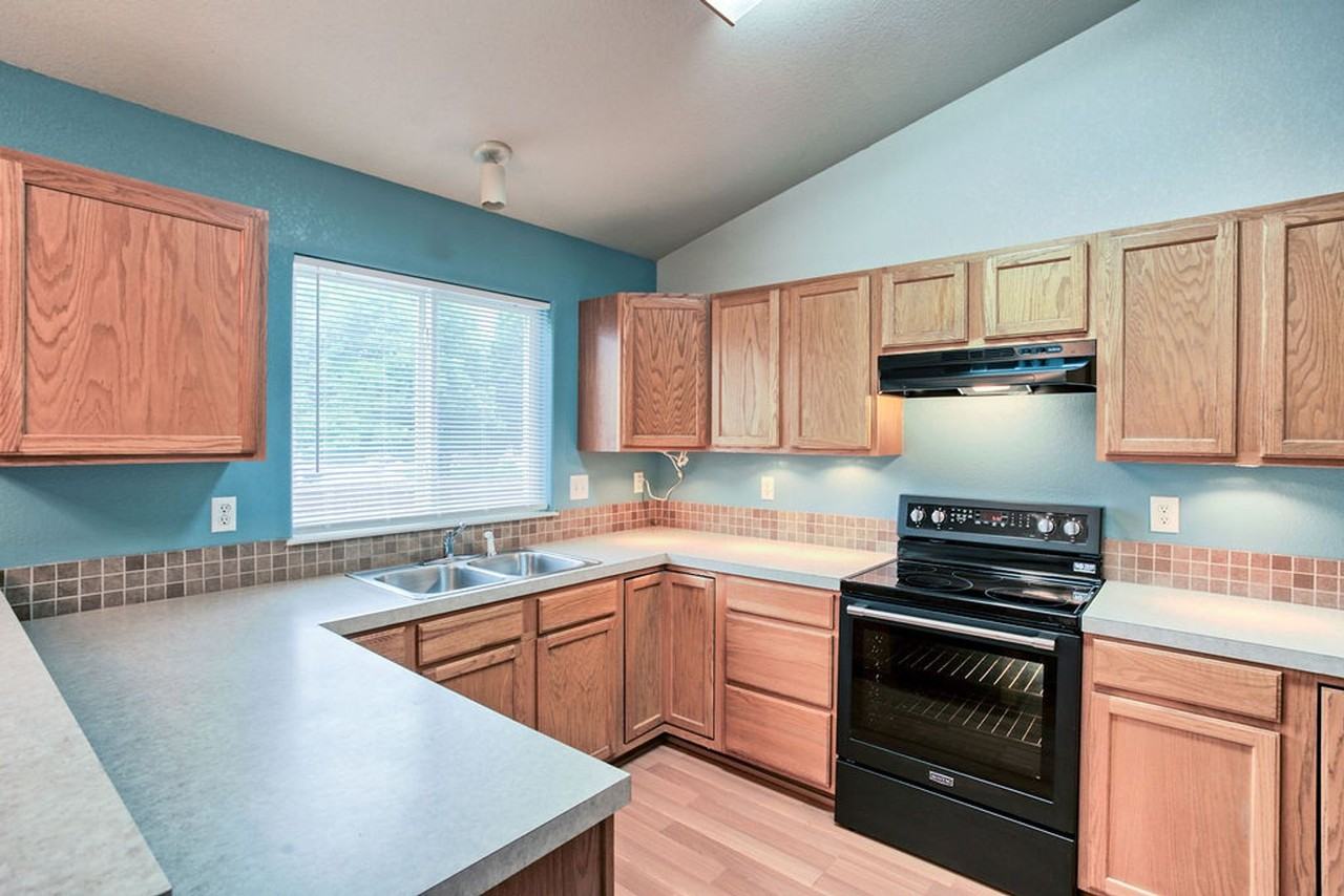 1666 E 7th St - Photo 4 of 32