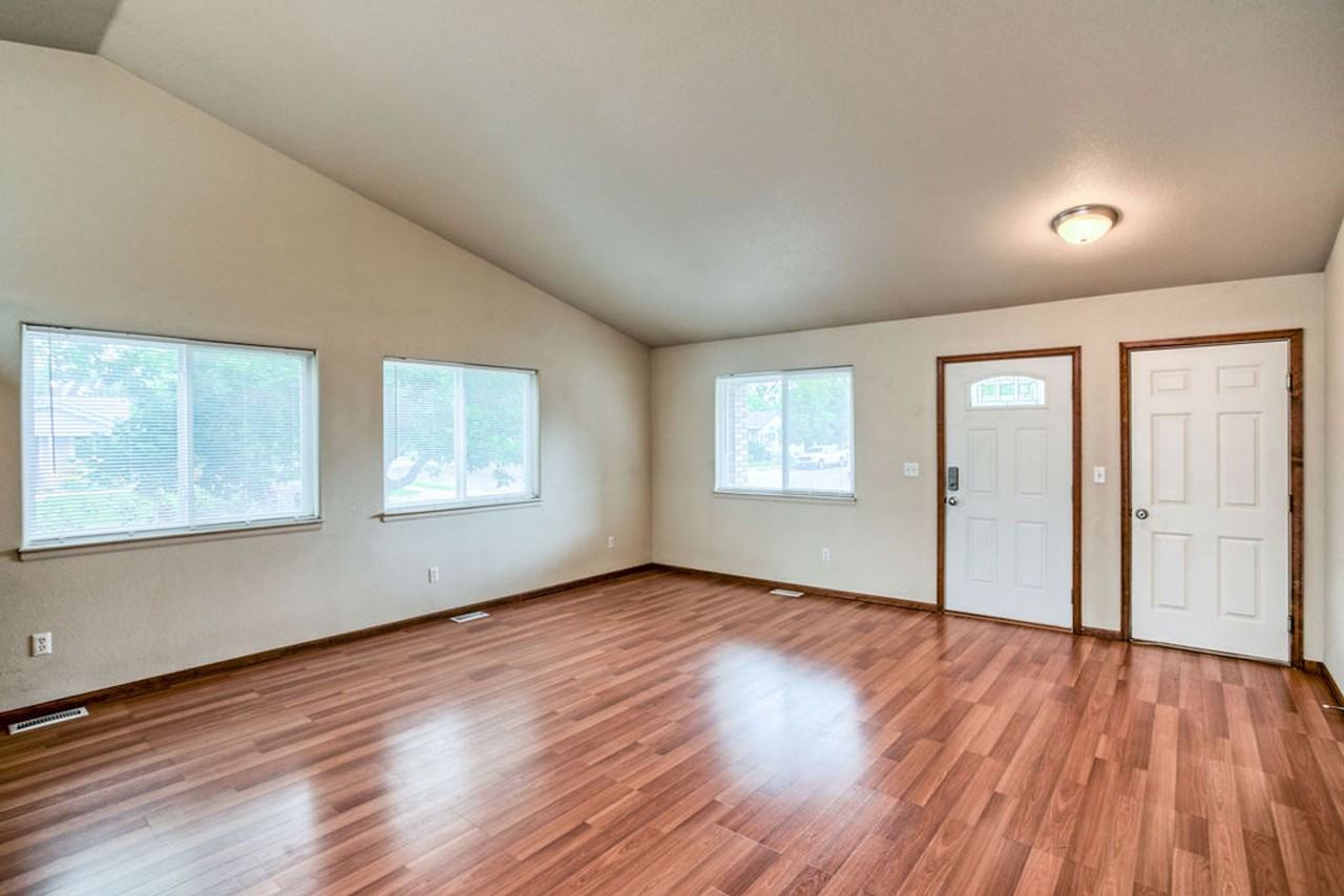 1666 E 7th St - Photo 6 of 32