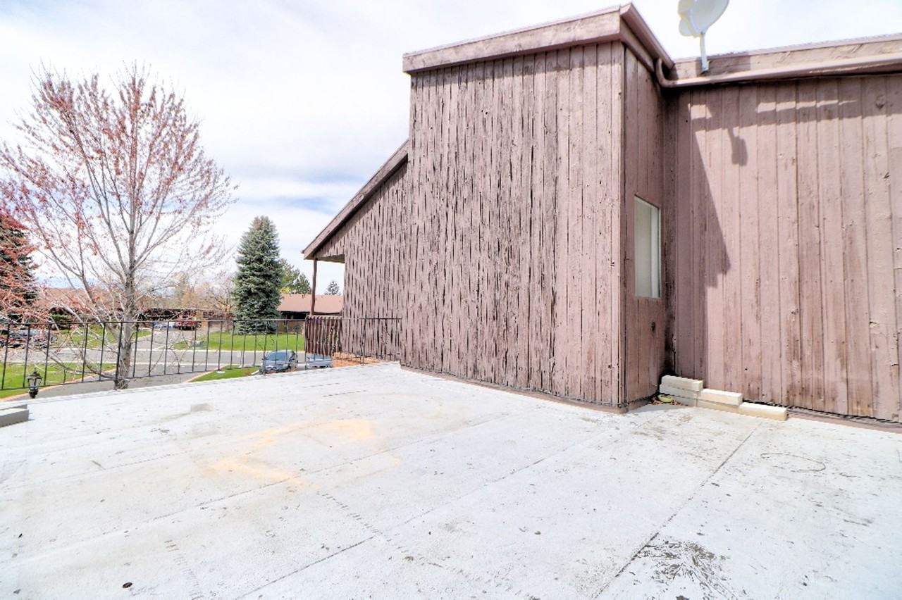 2734 N Edgewood Dr - Photo 2 of 19