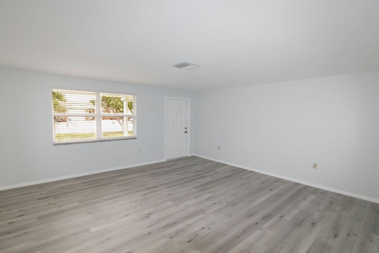 320 Pavonia Rd - Photo 3 of 17