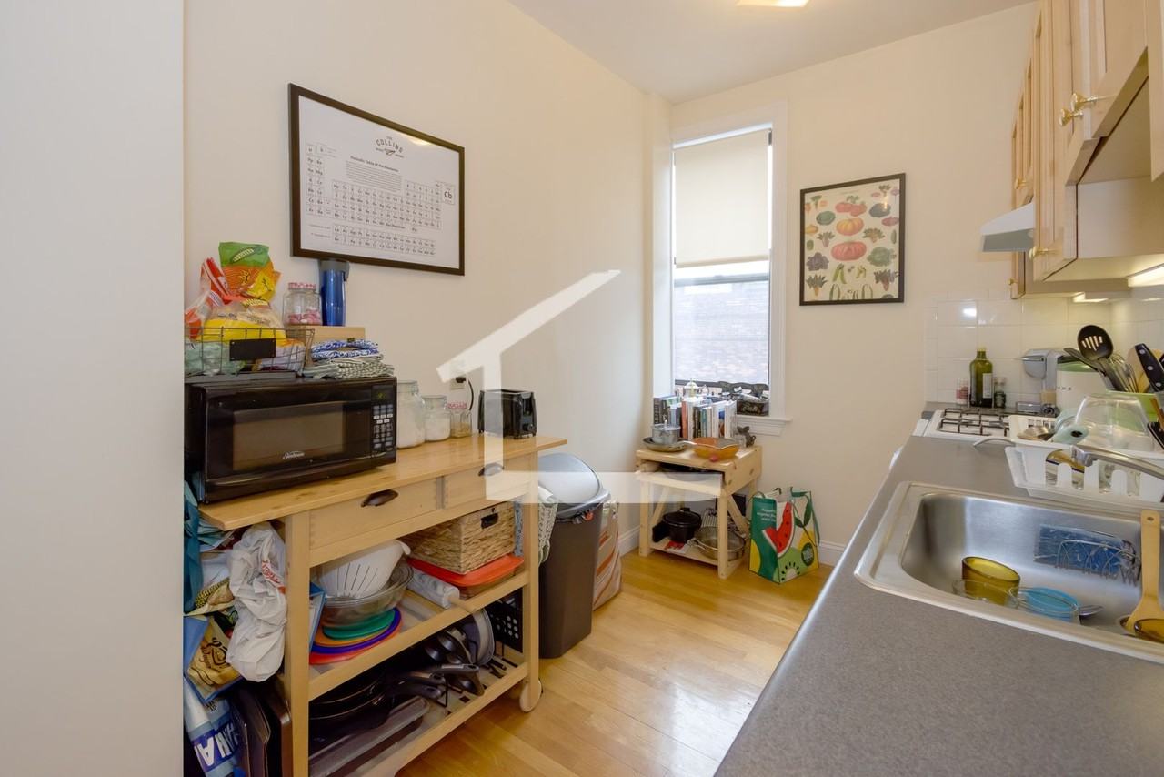 1342 Commonwealth Ave - Photo 3 of 8