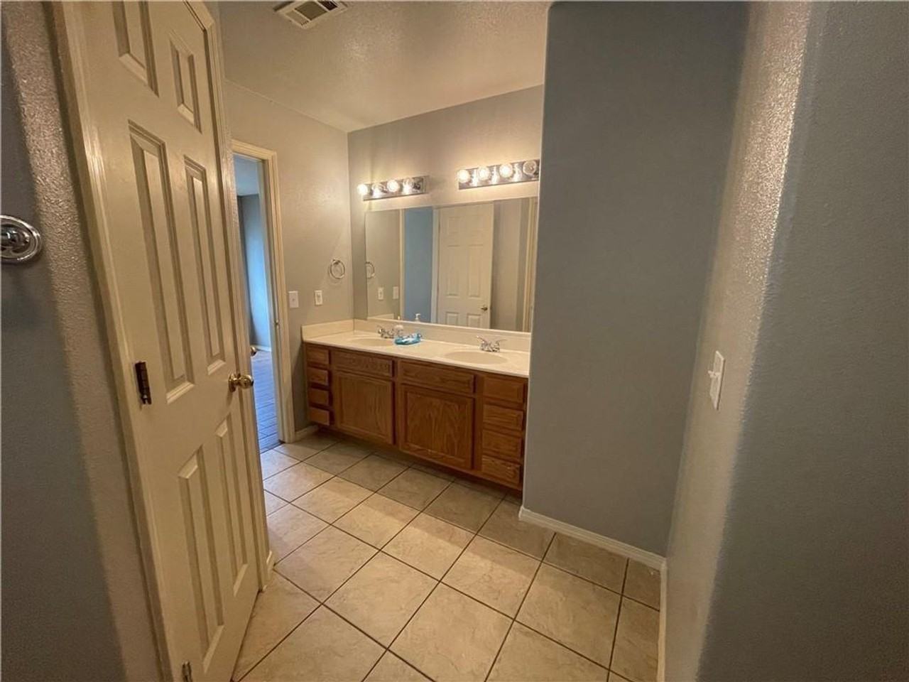 6105 Sw Meadow Well Ave - Photo 2 of 7