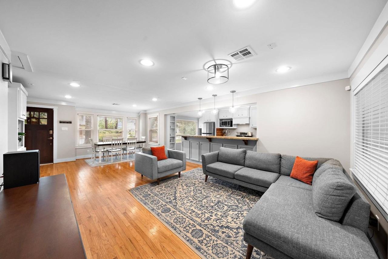 954 W 41st St - Photo 4 of 19