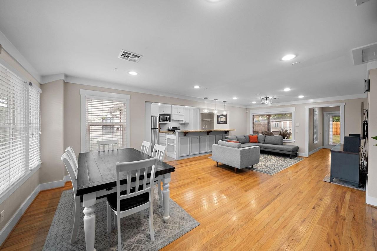 954 W 41st St - Photo 5 of 19