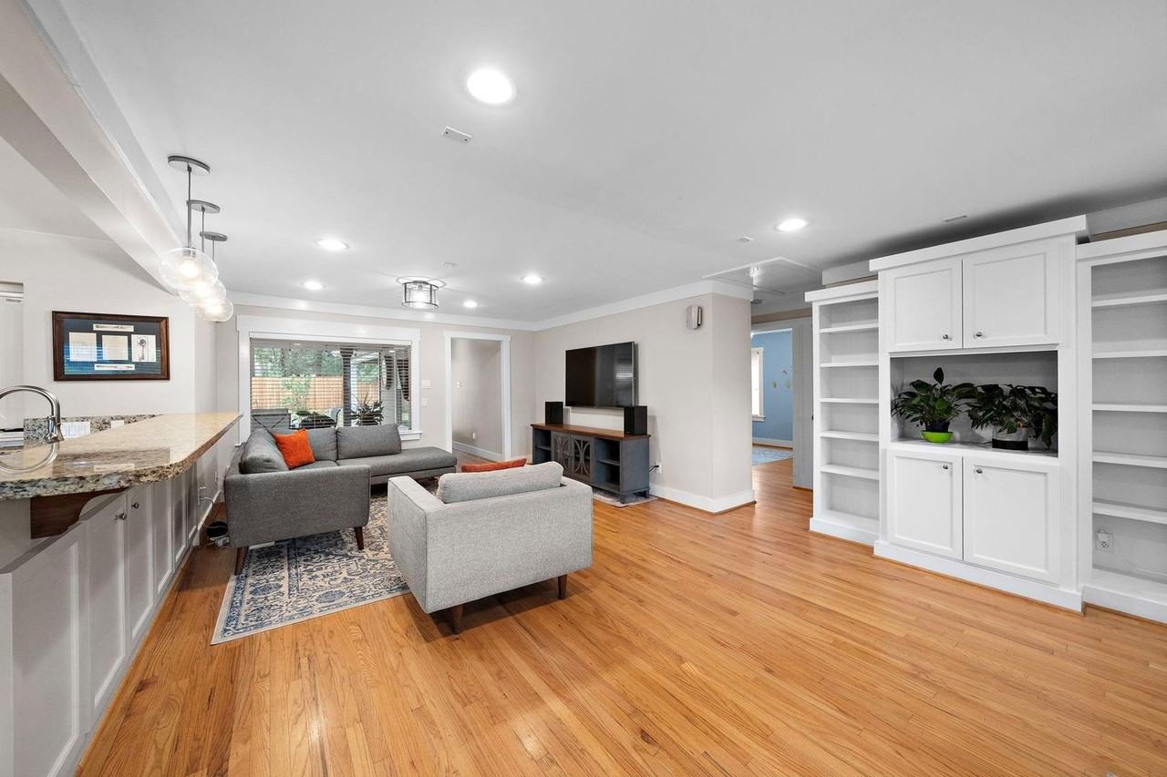 954 W 41st St - Photo 7 of 19