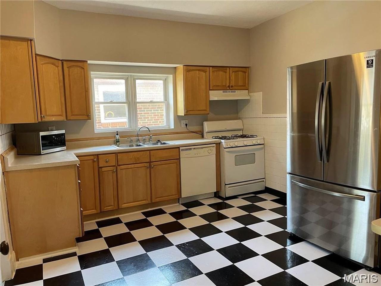 3122 Clifton Ave - Photo 3 of 9