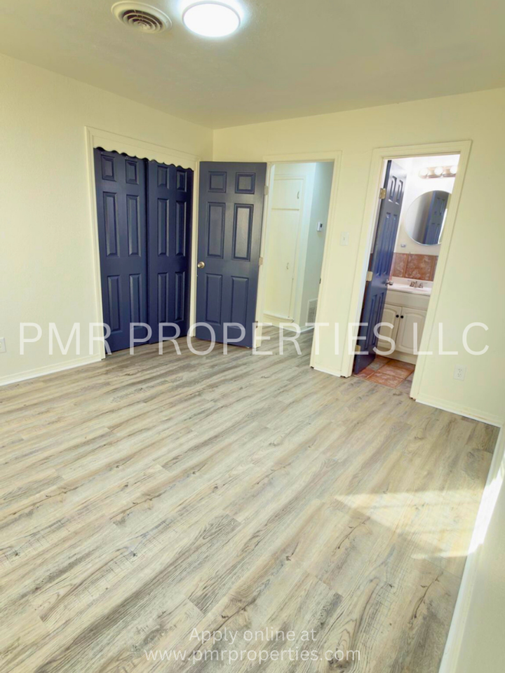 4313 Nw Lincoln Ave - Photo 2 of 10