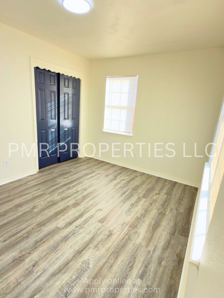 4313 Nw Lincoln Ave - Photo 4 of 10