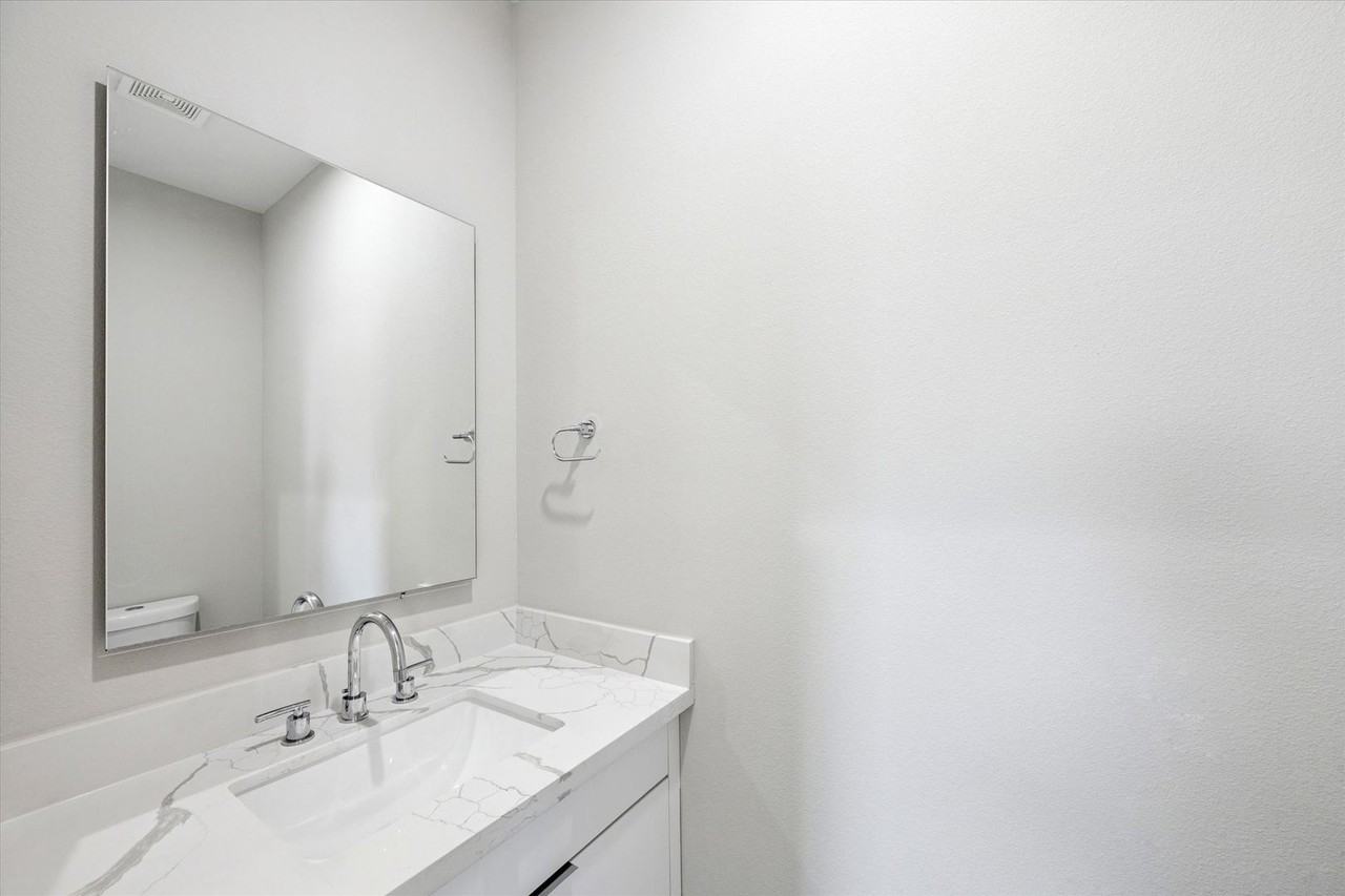 8662 Easthaven Blvd - Photo 7 of 18