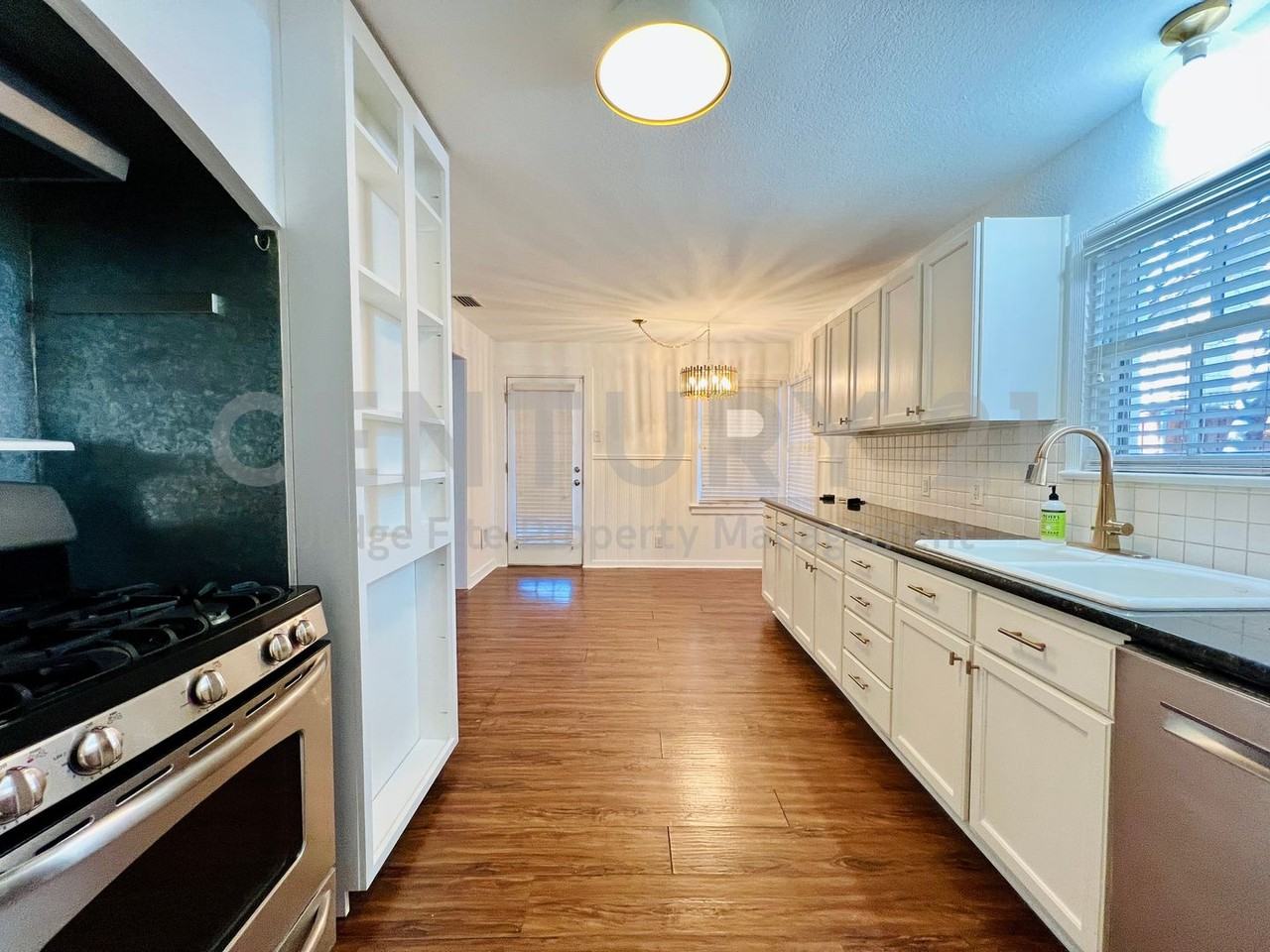 101 Lindenwood Dr - Photo 3 of 23