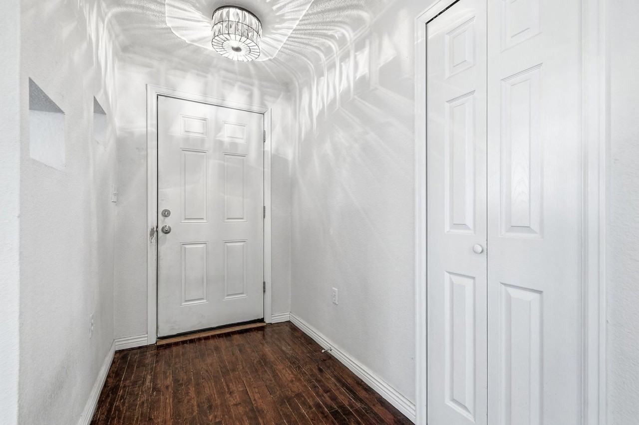 1420 Chase St - Photo 5 of 47