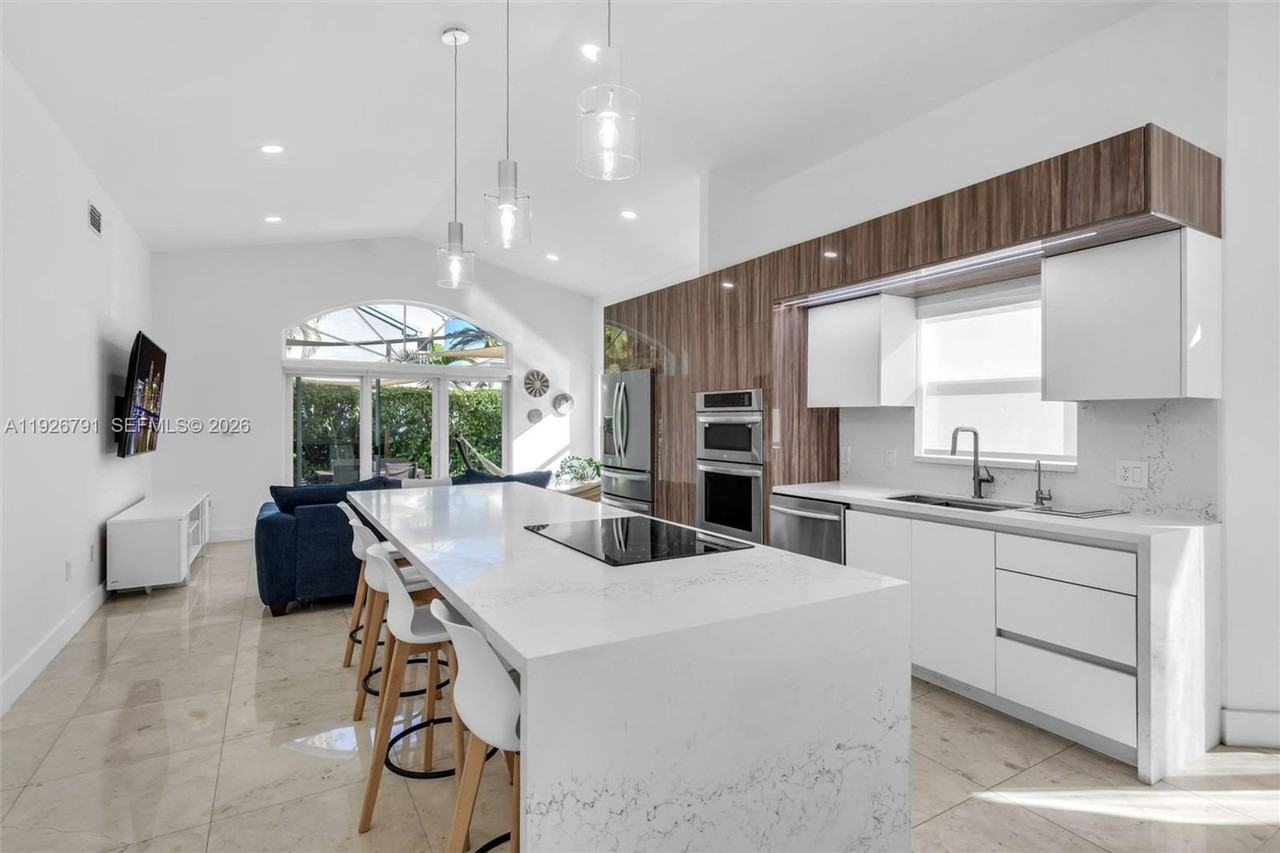 15241 Wilshire Ct - Photo 3 of 26