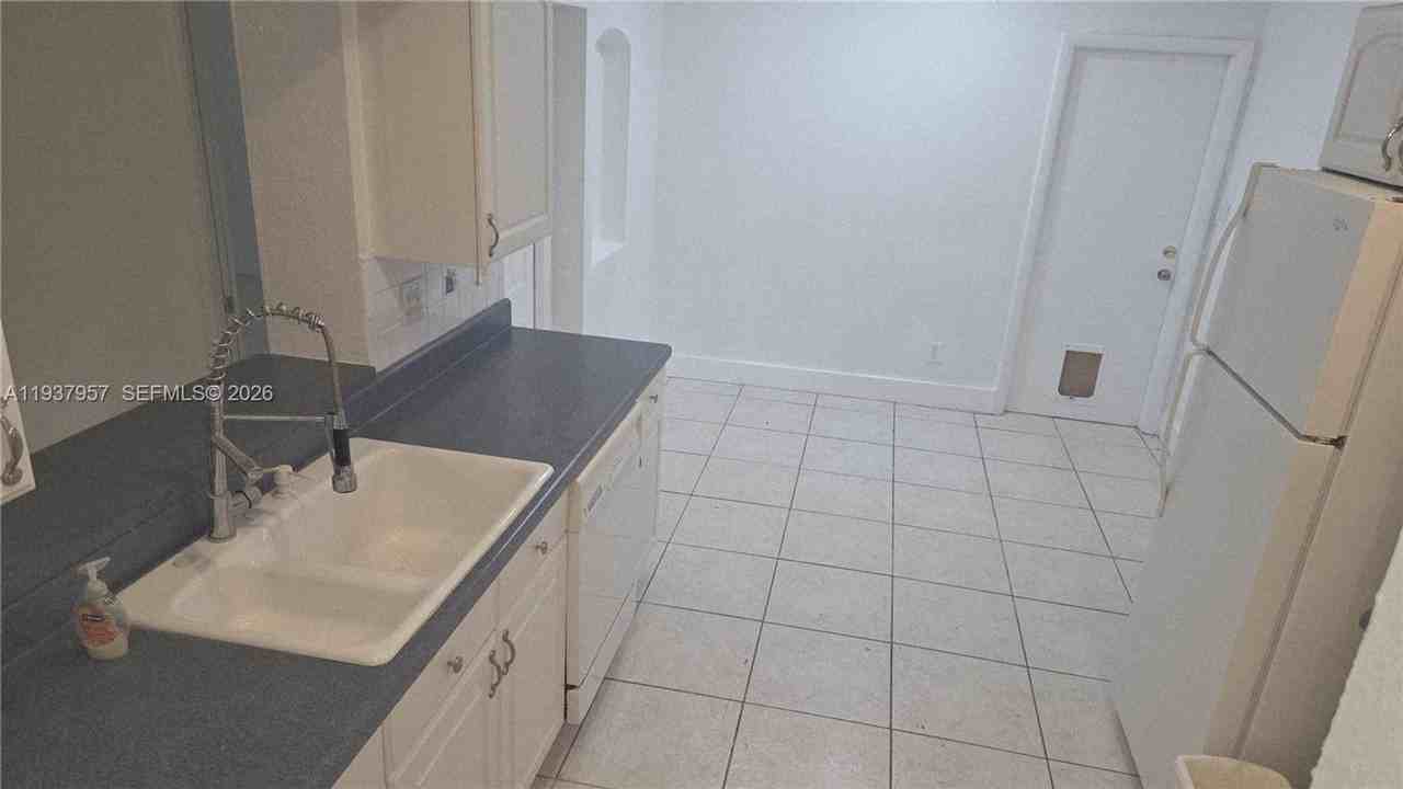 9507 Nw 80th Ct - Photo 3 of 13