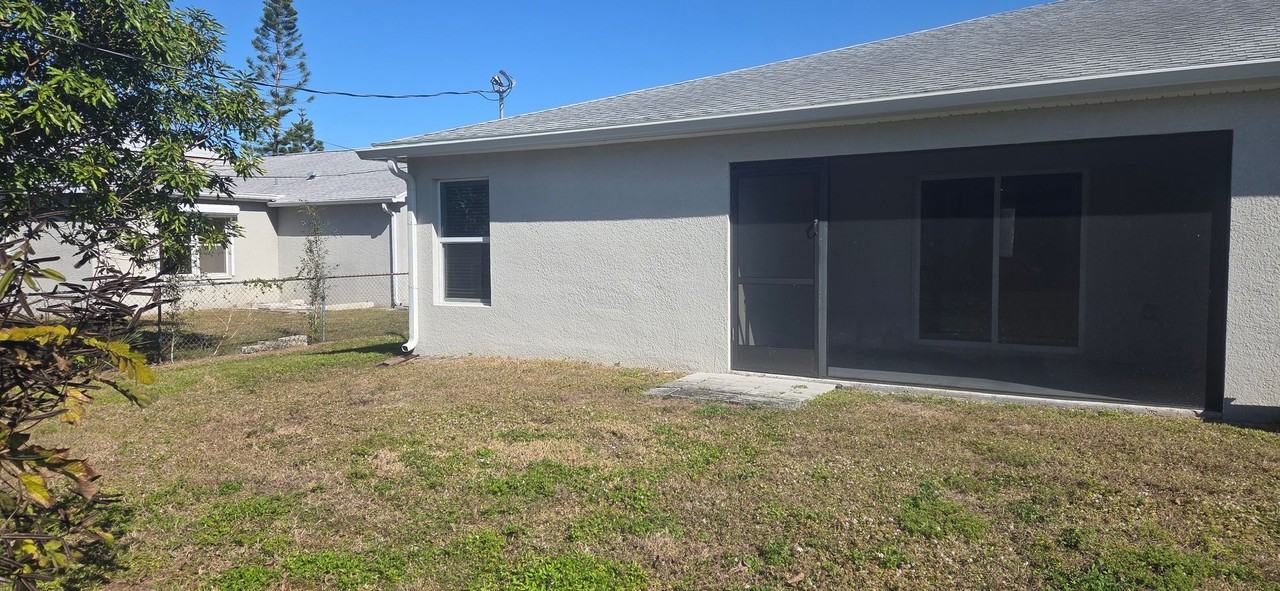 910 Sw 7th Ct - Photo 2 of 14