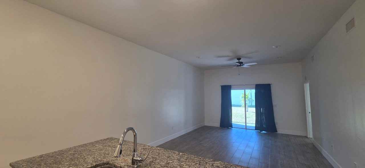 910 Sw 7th Ct - Photo 4 of 14