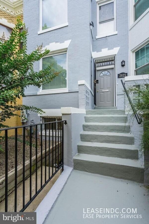 2025 Flagler Pl Nw #B - Photo 2 of 13