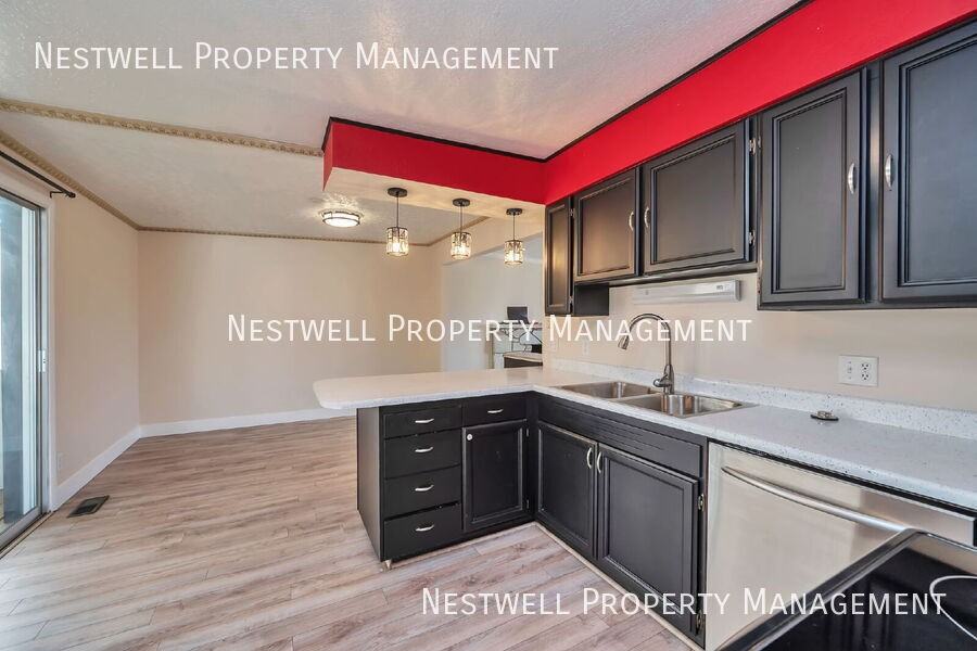 1447 S Clayton St - Photo 5 of 30