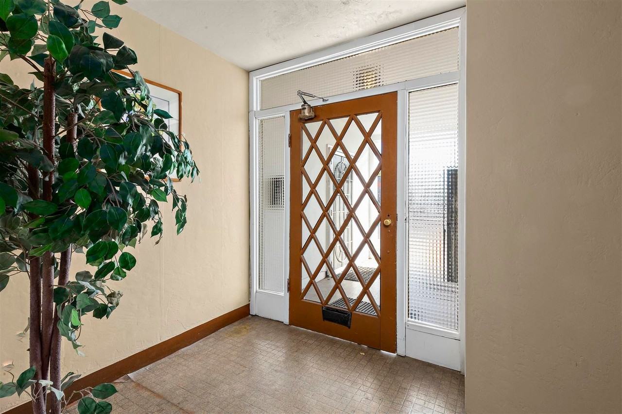 367-371 Colusa Ave - Photo 4 of 37