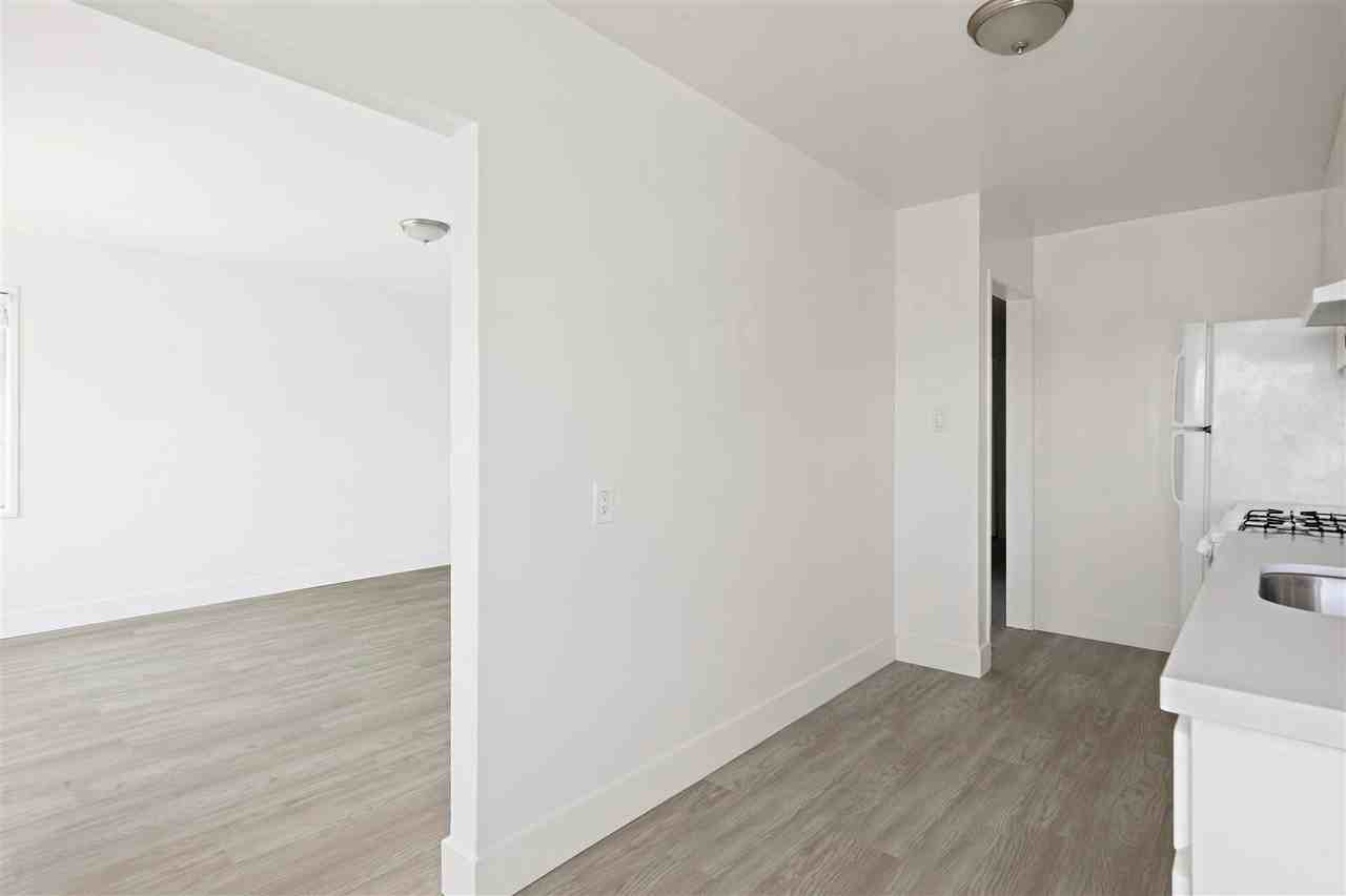 367-371 Colusa Ave - Photo 7 of 37