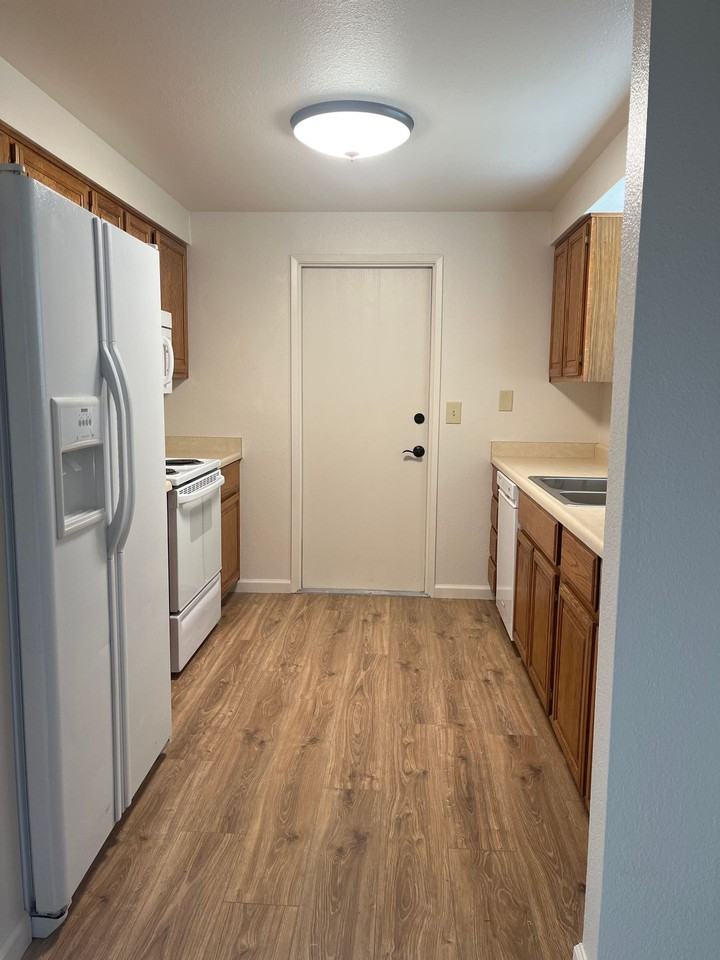 ROUNDHOUSE824 - Photo 2 of 12