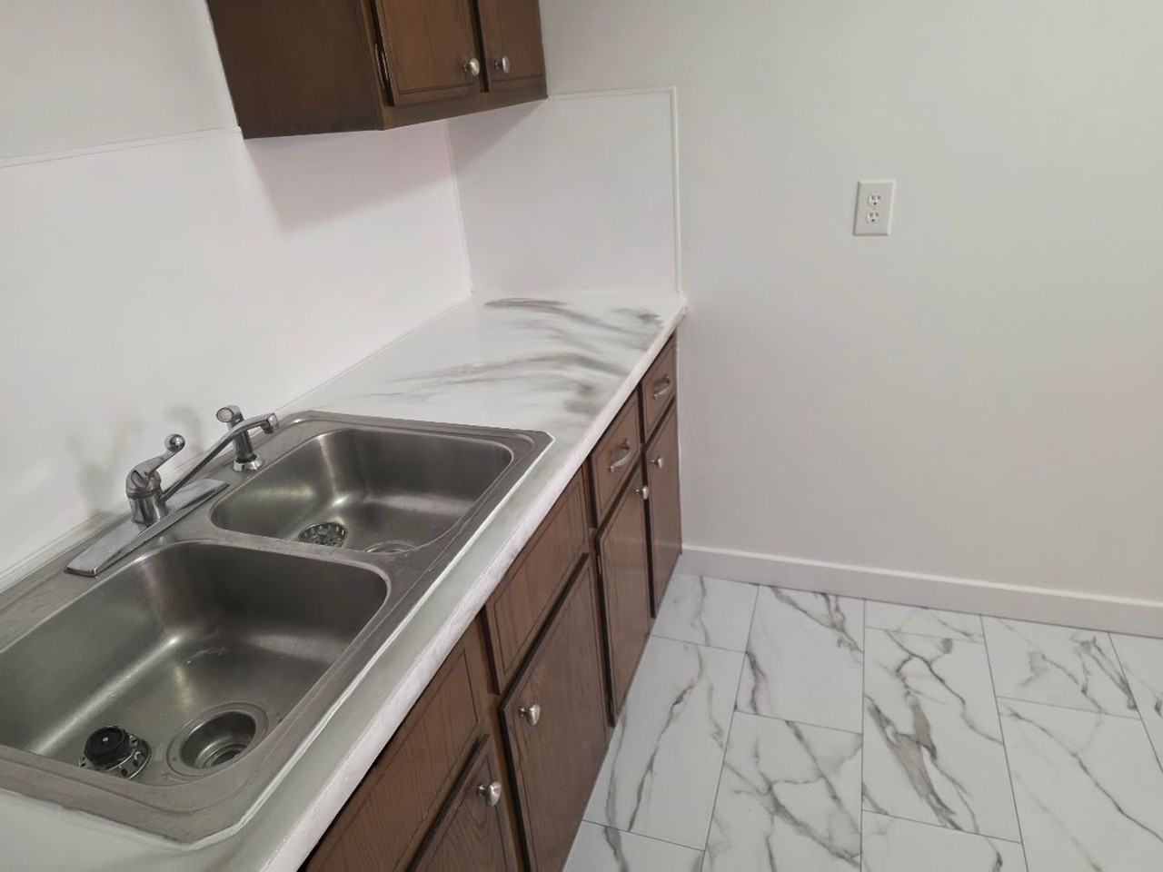 2827 W 28th St - Photo 6 of 28