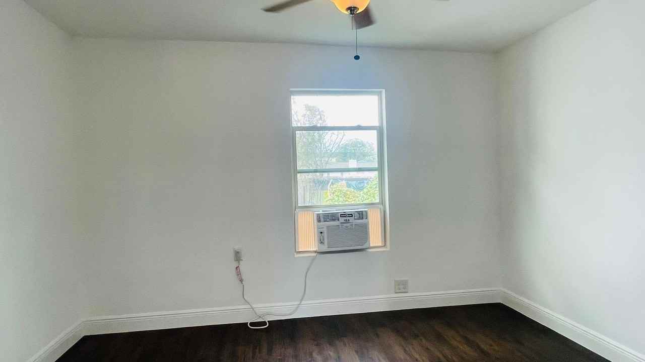 413 N Live Oak St #2 - Photo 3 of 9