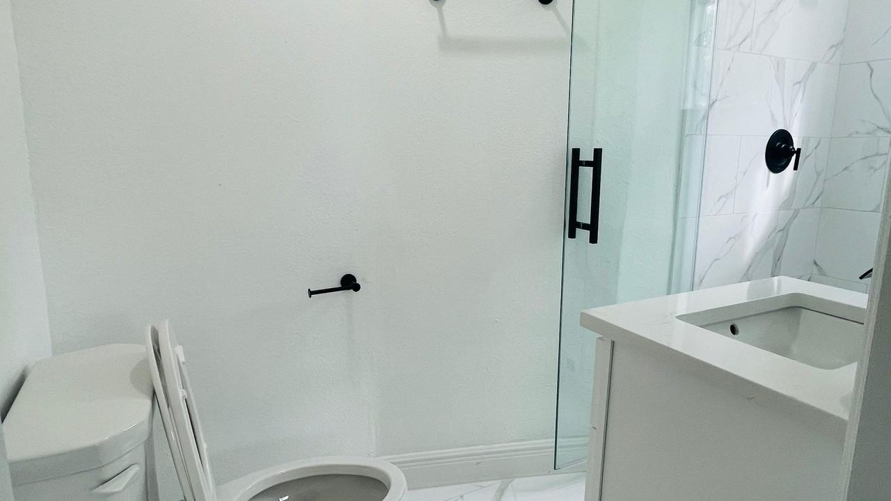 413 N Live Oak St #2 - Photo 7 of 9