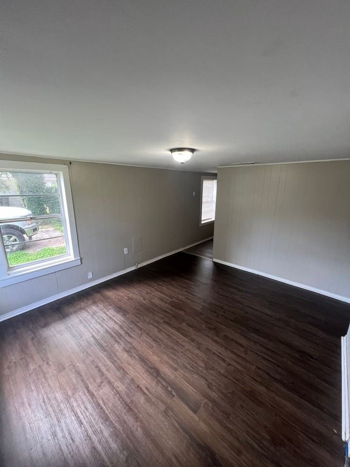 2201 Naples St - Photo 7 of 10